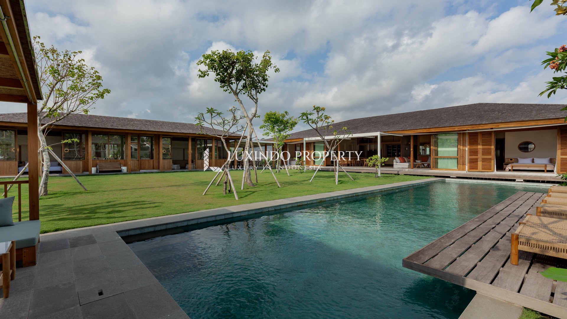SESEH - EXPANSIVE 6-BEDROOM BEACHSIDE ESTATE (RV501)